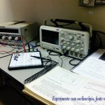 Experimento com osciloscópio, fonte e protoboard (800x598)
