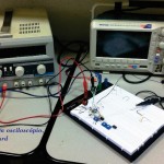 Experimento com osciloscópio, fonte e protoboard2 (800x503)